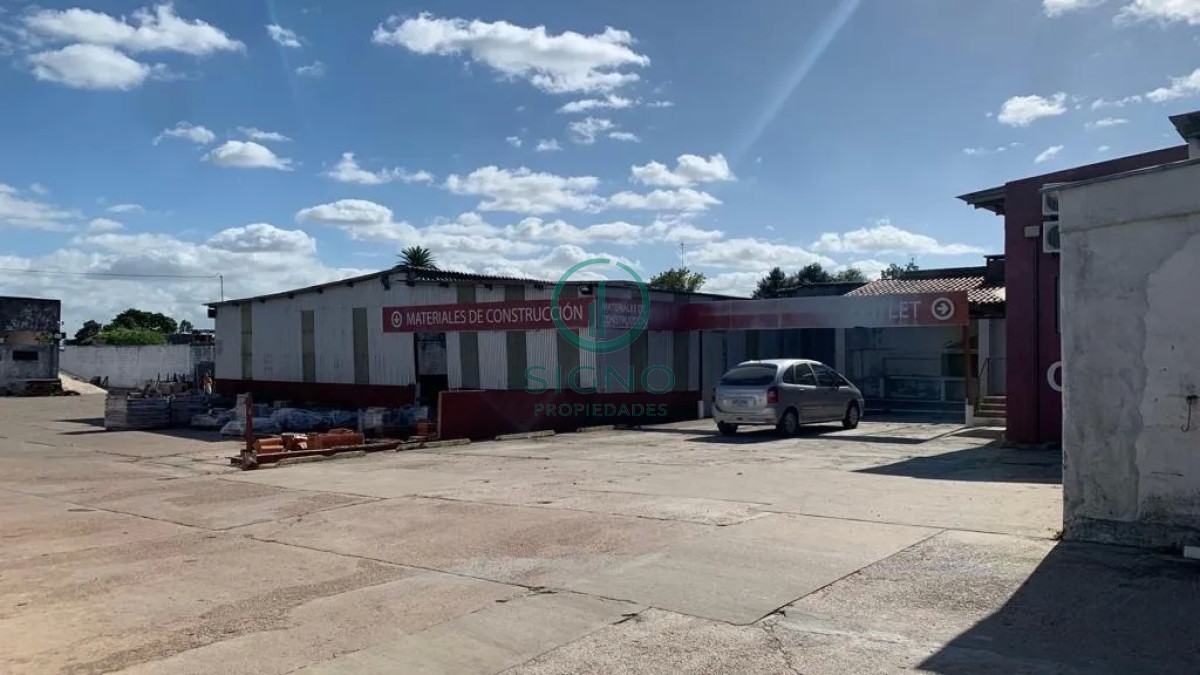 Local Comercial ID.1089 - Venta Predio De 8000m2 Salida A 2 Calles A Metros De Camino Maldonado, Totalmente Hormigonado, Galpones, Oficinas Y Local Comercial.