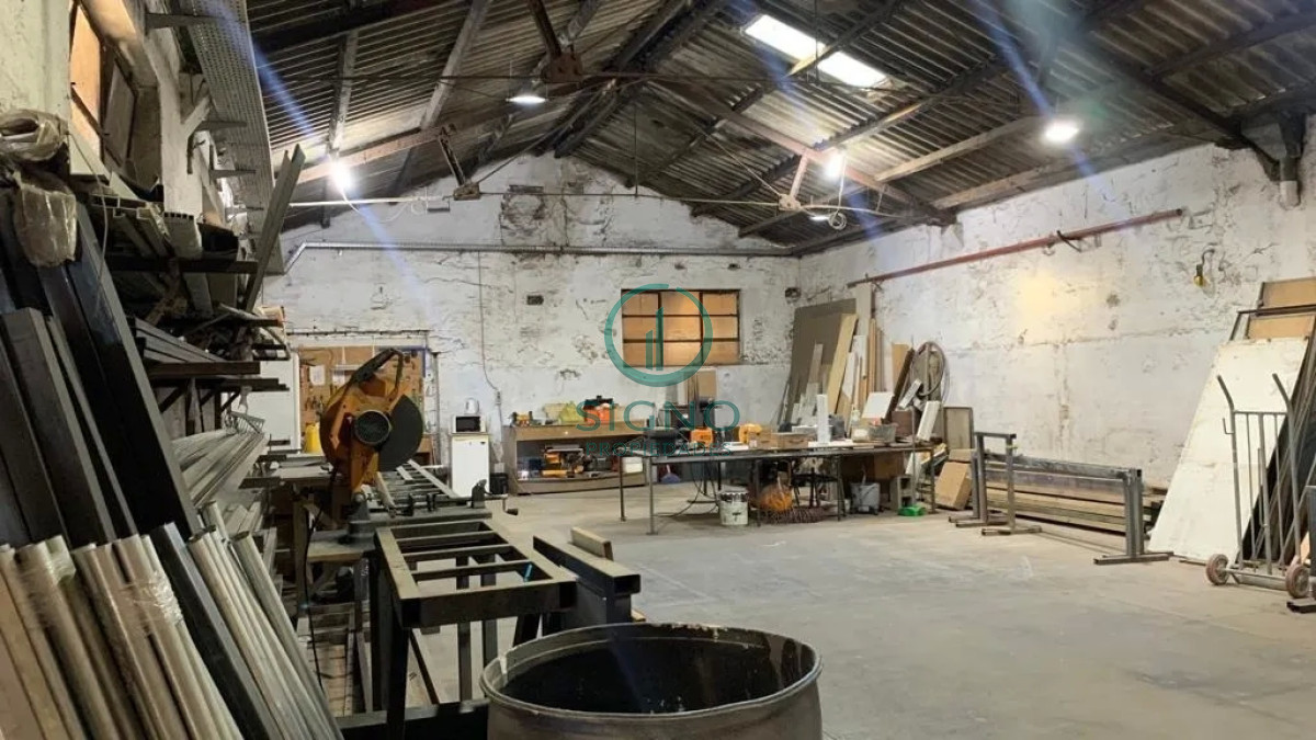 Local Comercial ID.1089 - Venta Predio De 8000m2 Salida A 2 Calles A Metros De Camino Maldonado, Totalmente Hormigonado, Galpones, Oficinas Y Local Comercial.