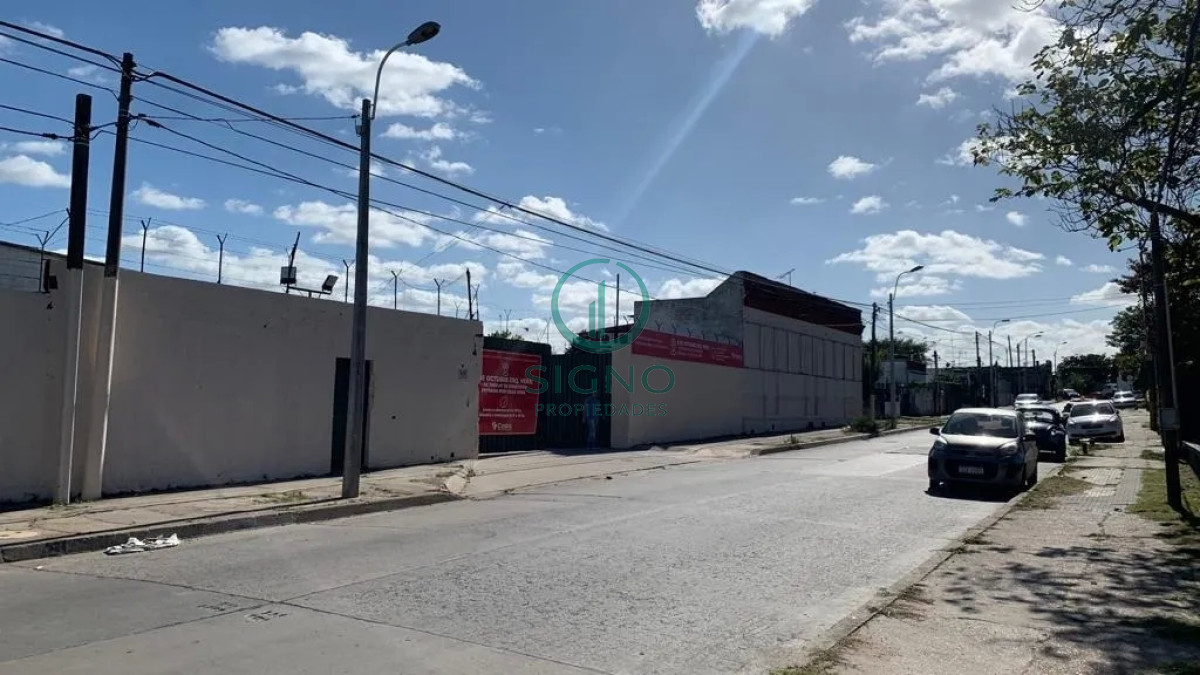 Local Comercial ID.1089 - Venta Predio De 8000m2 Salida A 2 Calles A Metros De Camino Maldonado, Totalmente Hormigonado, Galpones, Oficinas Y Local Comercial.