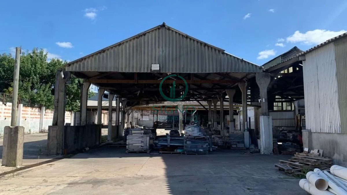 Local Comercial ID.1089 - Venta Predio De 8000m2 Salida A 2 Calles A Metros De Camino Maldonado, Totalmente Hormigonado, Galpones, Oficinas Y Local Comercial.