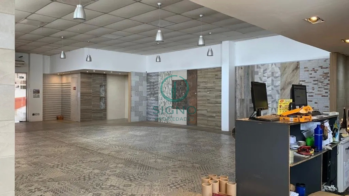 Local Comercial ID.1089 - Venta Predio De 8000m2 Salida A 2 Calles A Metros De Camino Maldonado, Totalmente Hormigonado, Galpones, Oficinas Y Local Comercial.