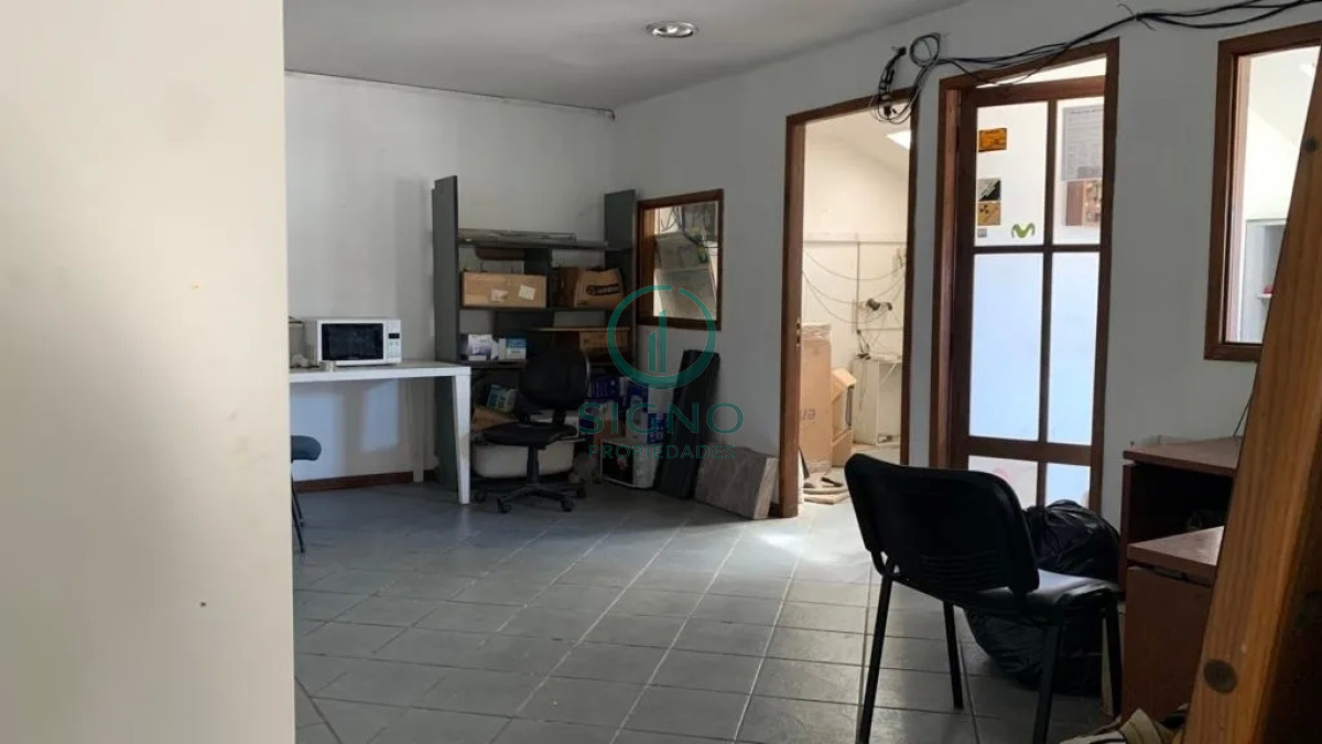 Local Comercial ID.1089 - Venta Predio De 8000m2 Salida A 2 Calles A Metros De Camino Maldonado, Totalmente Hormigonado, Galpones, Oficinas Y Local Comercial.