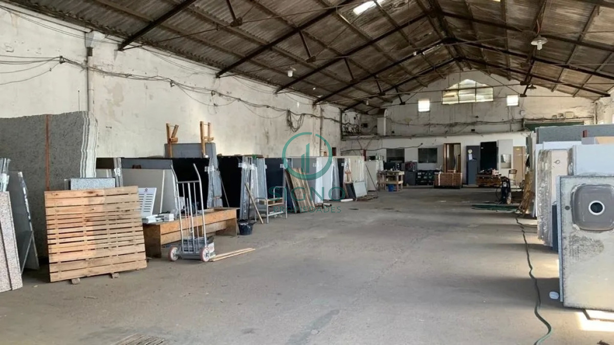 Local Comercial ID.1089 - Venta Predio De 8000m2 Salida A 2 Calles A Metros De Camino Maldonado, Totalmente Hormigonado, Galpones, Oficinas Y Local Comercial.