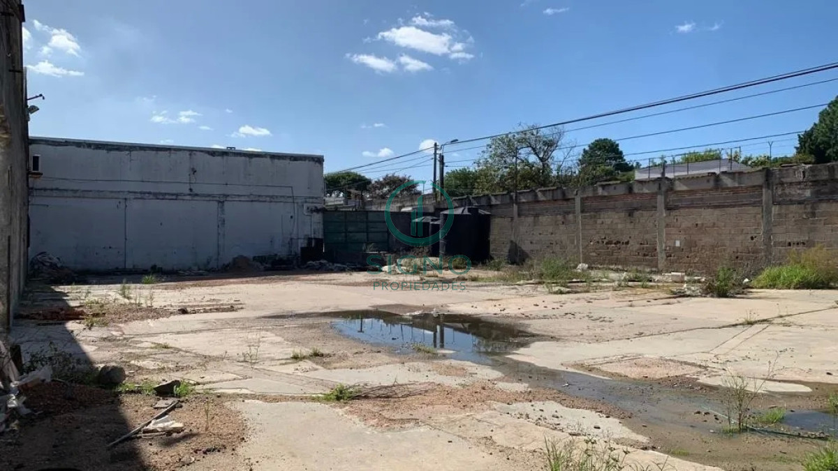 Local Comercial ID.1089 - Venta Predio De 8000m2 Salida A 2 Calles A Metros De Camino Maldonado, Totalmente Hormigonado, Galpones, Oficinas Y Local Comercial.