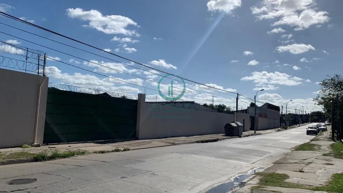 Local Comercial ID.1089 - Venta Predio De 8000m2 Salida A 2 Calles A Metros De Camino Maldonado, Totalmente Hormigonado, Galpones, Oficinas Y Local Comercial.