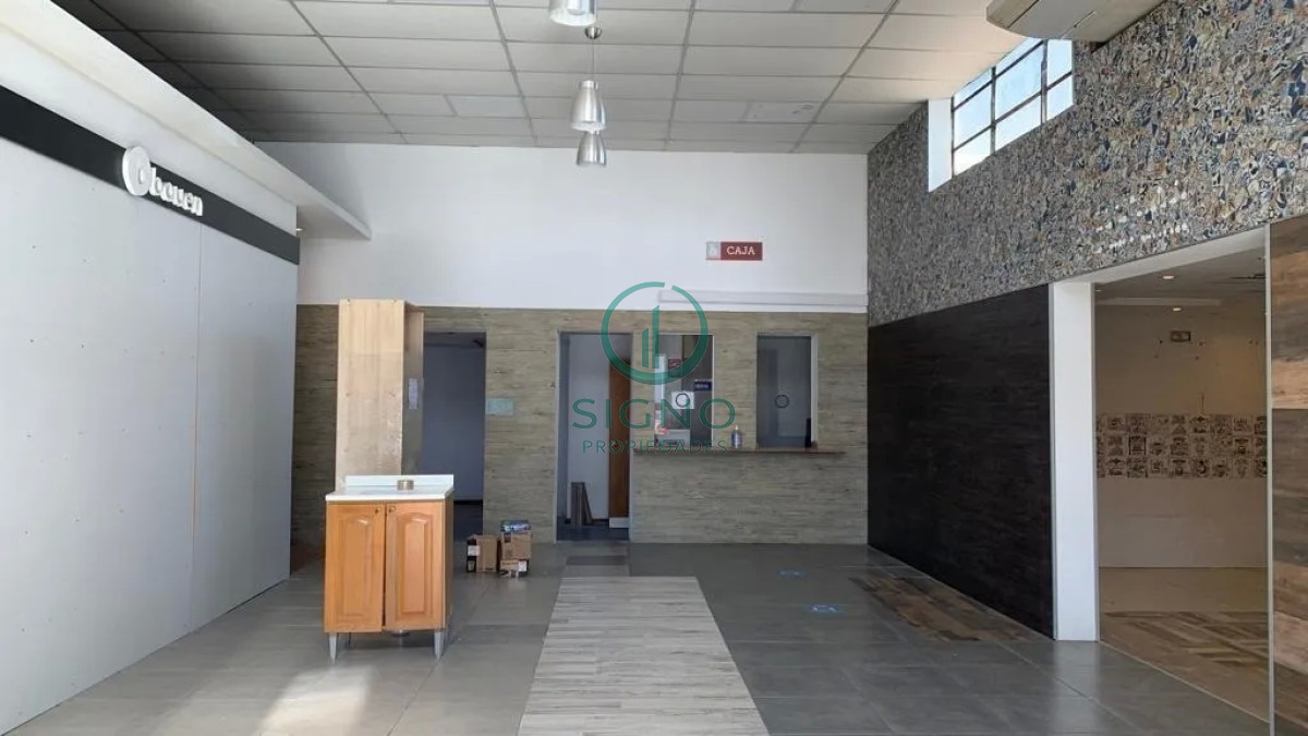 Local Comercial ID.1089 - Venta Predio De 8000m2 Salida A 2 Calles A Metros De Camino Maldonado, Totalmente Hormigonado, Galpones, Oficinas Y Local Comercial.