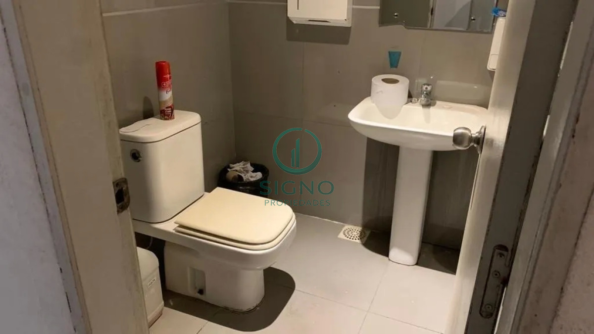 Local Comercial ID.1089 - Venta Predio De 8000m2 Salida A 2 Calles A Metros De Camino Maldonado, Totalmente Hormigonado, Galpones, Oficinas Y Local Comercial.