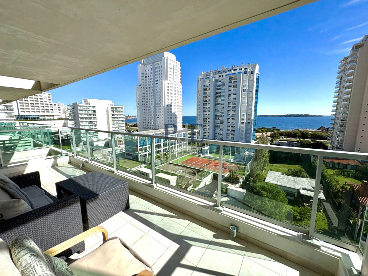 Oportunidad, Apartamento en Venta, Playa Mansa con vistas al mar - Imagen 1