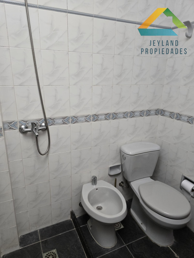 Casa ID.479 - Casa en Venta, Barrio Pinares frente a plaza pública a 400 mts. del mar