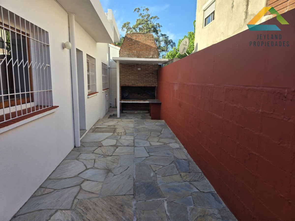 Casa ID.479 - Casa en Venta, Barrio Pinares frente a plaza pública a 400 mts. del mar