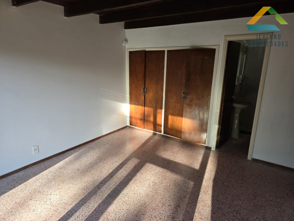 Casa ID.479 - Casa en Venta, Barrio Pinares frente a plaza pública a 400 mts. del mar
