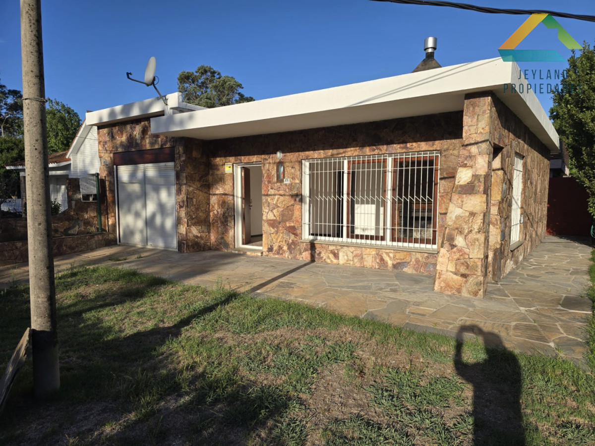 Casa ID.479 - Casa en Venta, Barrio Pinares frente a plaza pública a 400 mts. del mar