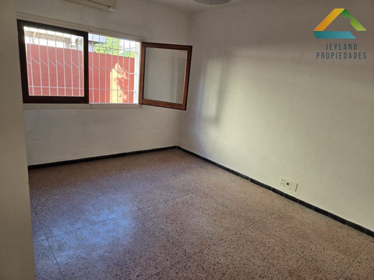 Casa ID.479 - Casa en Venta, Barrio Pinares frente a plaza pública a 400 mts. del mar