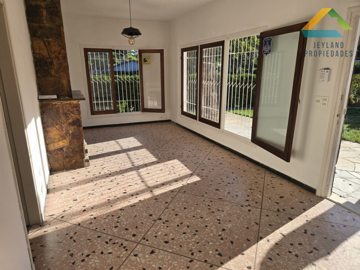 Casa ID.479 - Casa en Venta, Barrio Pinares frente a plaza pública a 400 mts. del mar