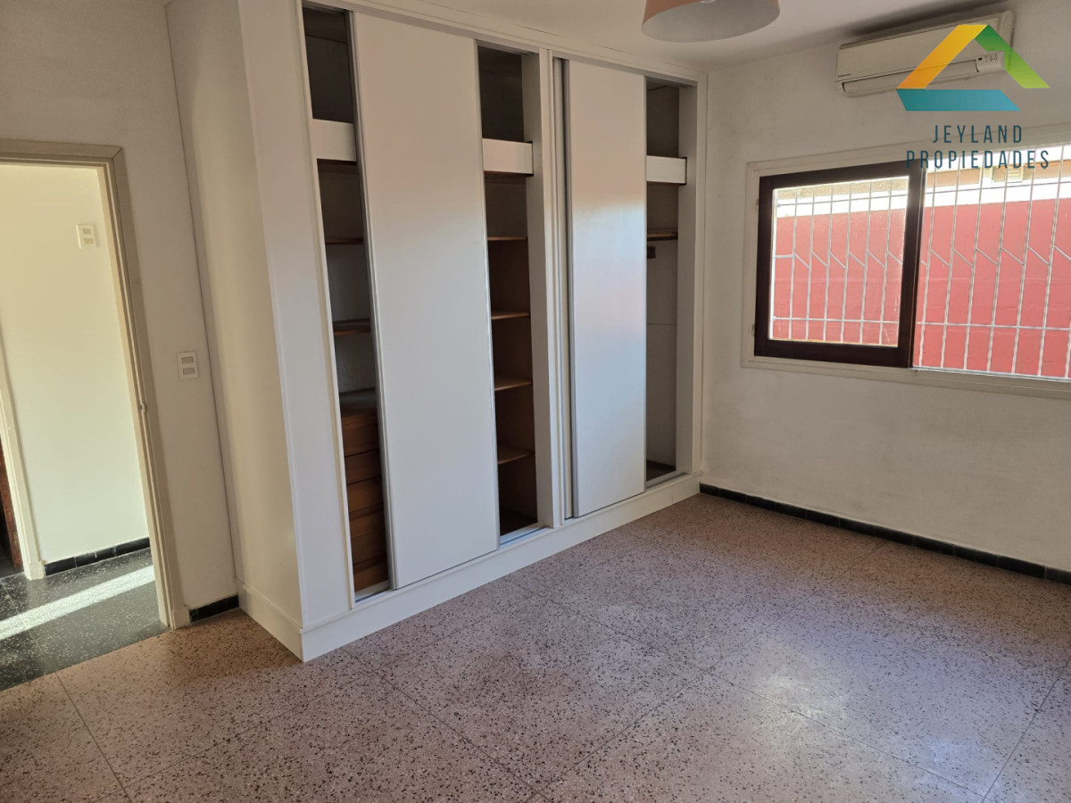 Casa ID.479 - Casa en Venta, Barrio Pinares frente a plaza pública a 400 mts. del mar