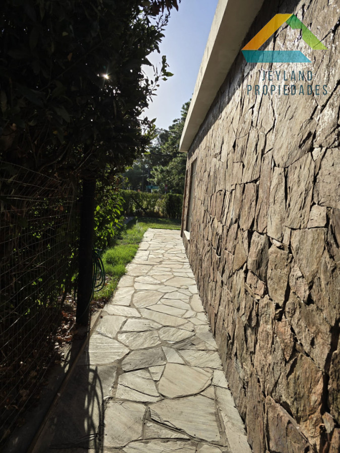 Casa ID.479 - Casa en Venta, Barrio Pinares frente a plaza pública a 400 mts. del mar