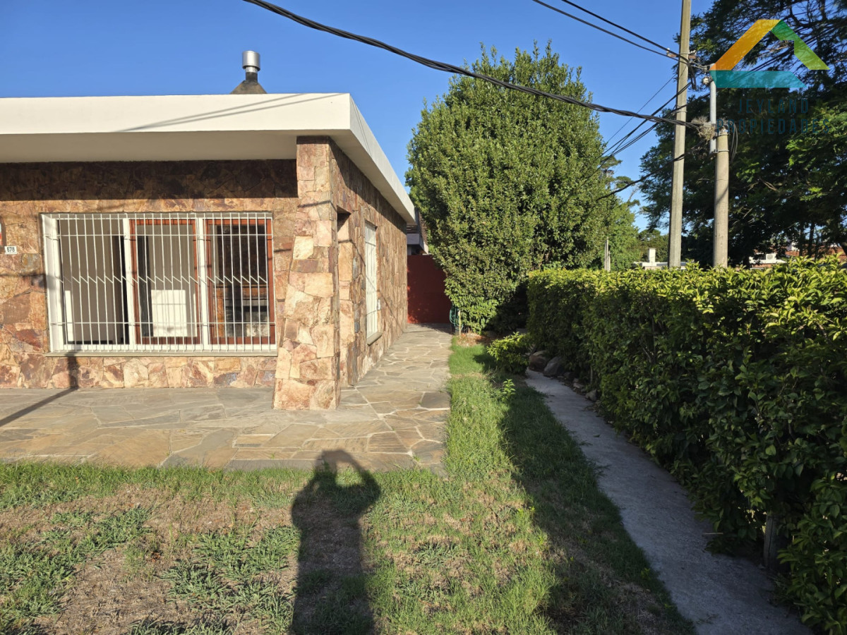 Casa ID.479 - Casa en Venta, Barrio Pinares frente a plaza pública a 400 mts. del mar
