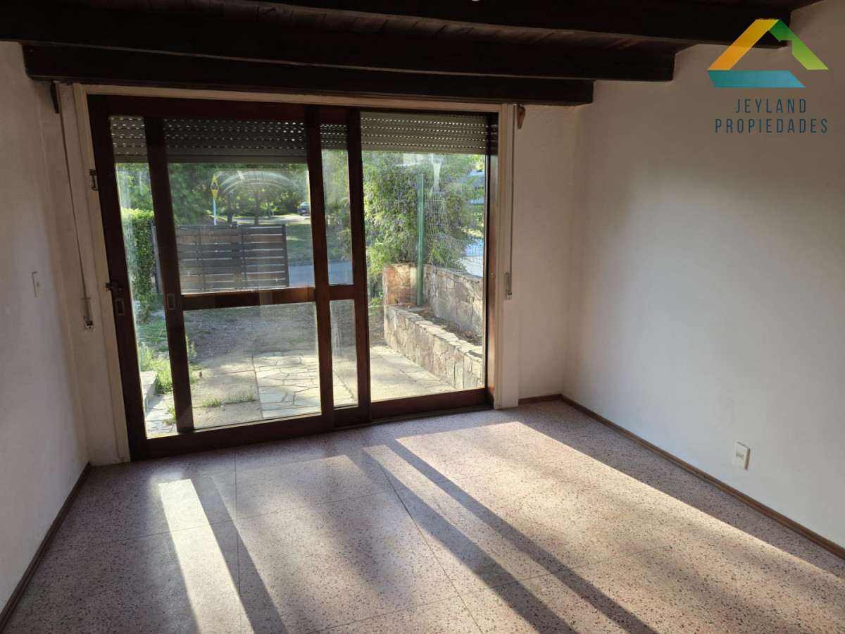 Casa ID.479 - Casa en Venta, Barrio Pinares frente a plaza pública a 400 mts. del mar