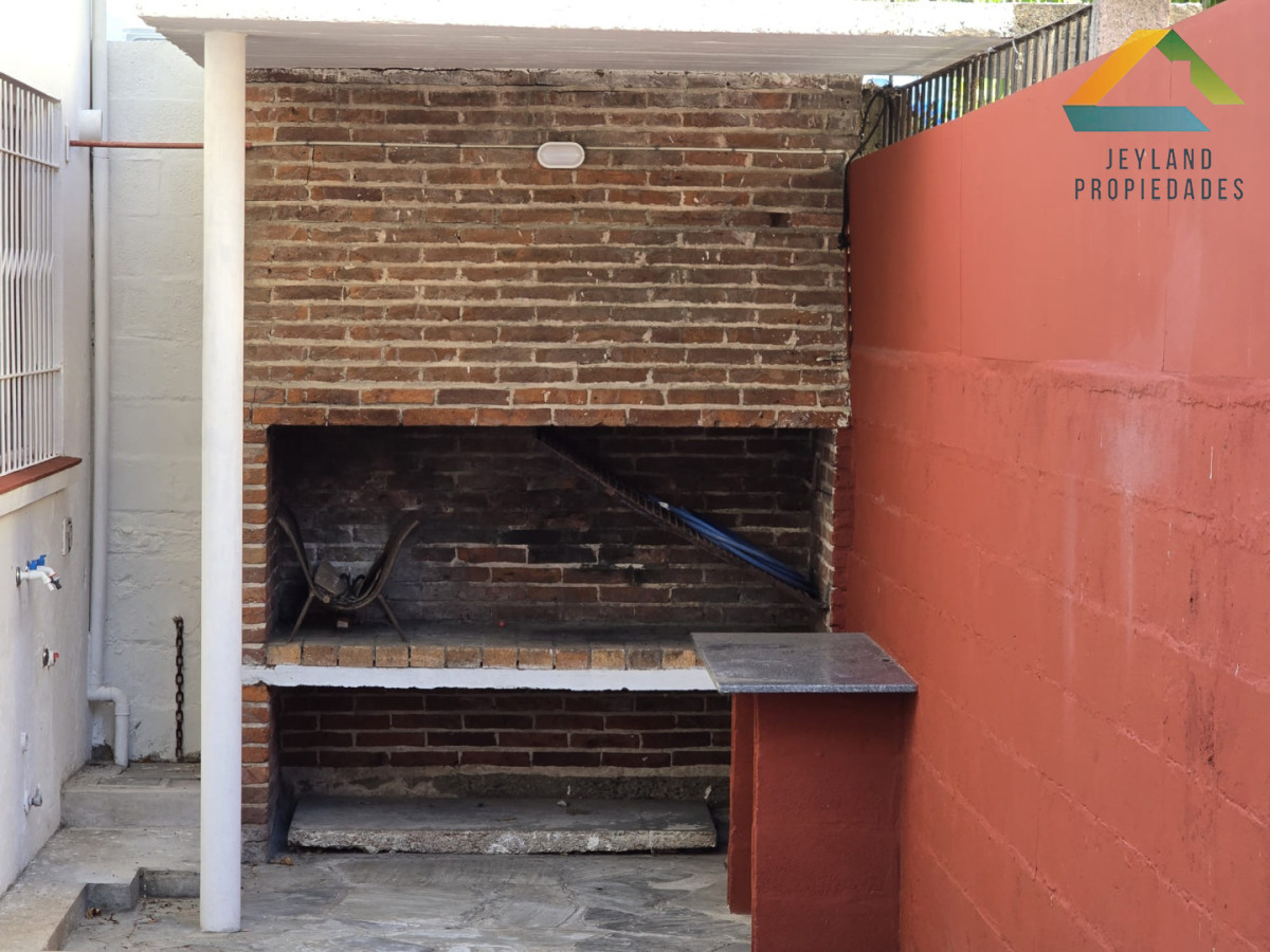 Casa ID.479 - Casa en Venta, Barrio Pinares frente a plaza pública a 400 mts. del mar