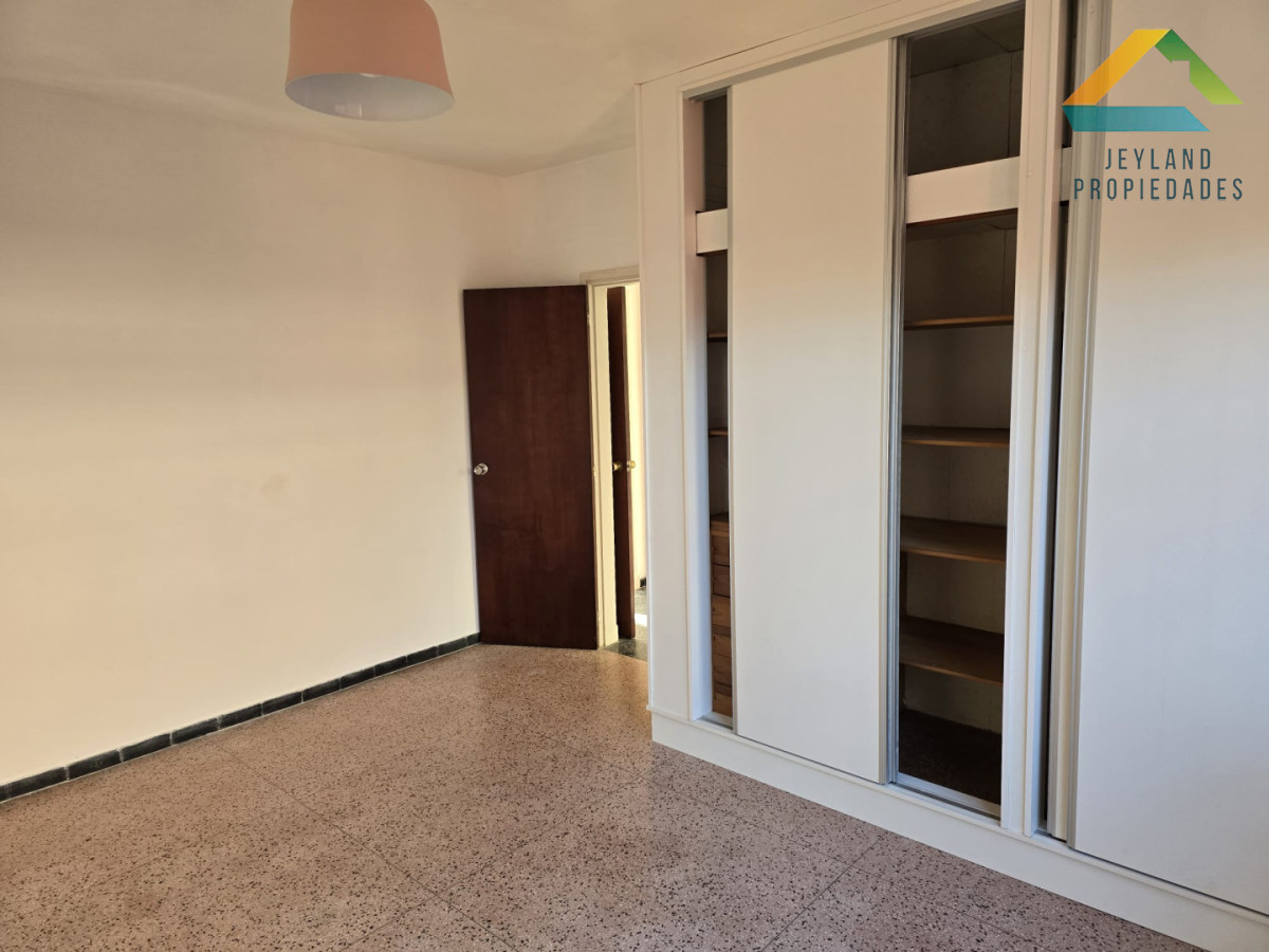 Casa ID.479 - Casa en Venta, Barrio Pinares frente a plaza pública a 400 mts. del mar