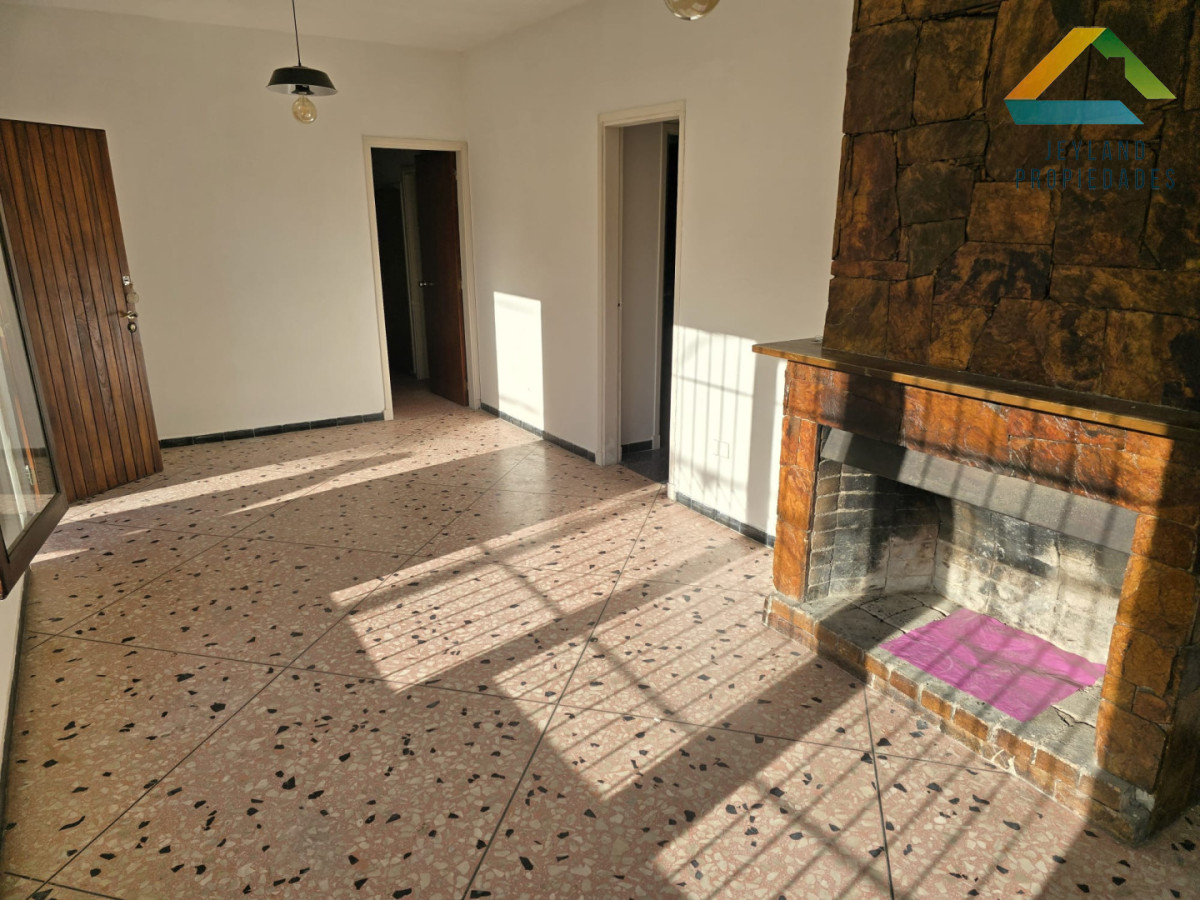 Casa ID.479 - Casa en Venta, Barrio Pinares frente a plaza pública a 400 mts. del mar