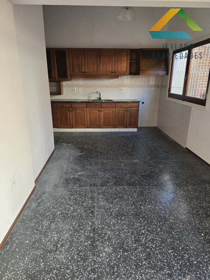 Casa ID.479 - Casa en Venta, Barrio Pinares frente a plaza pública a 400 mts. del mar