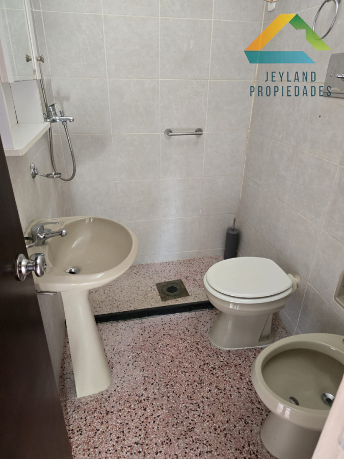 Casa ID.479 - Casa en Venta, Barrio Pinares frente a plaza pública a 400 mts. del mar