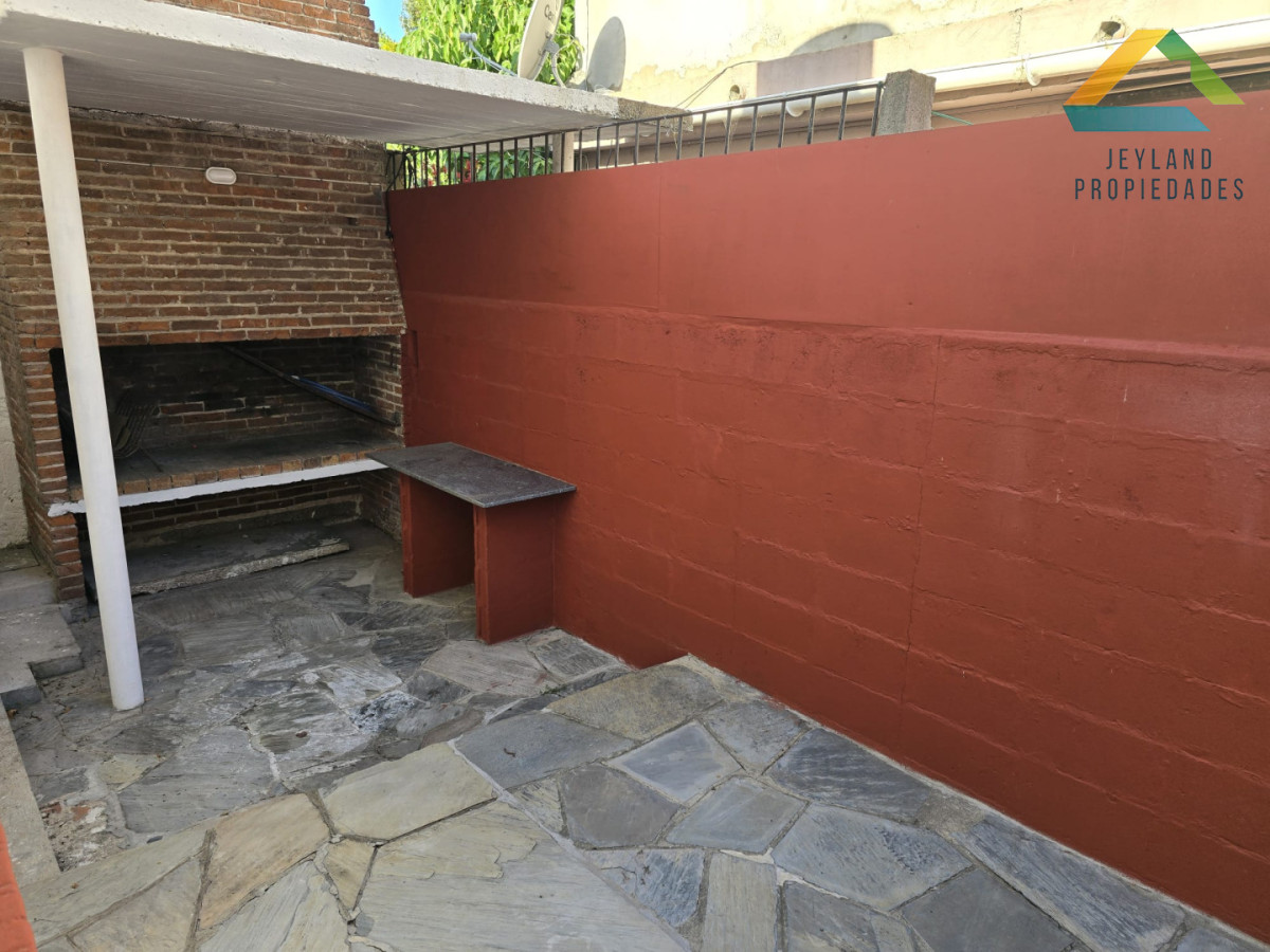 Casa ID.479 - Casa en Venta, Barrio Pinares frente a plaza pública a 400 mts. del mar