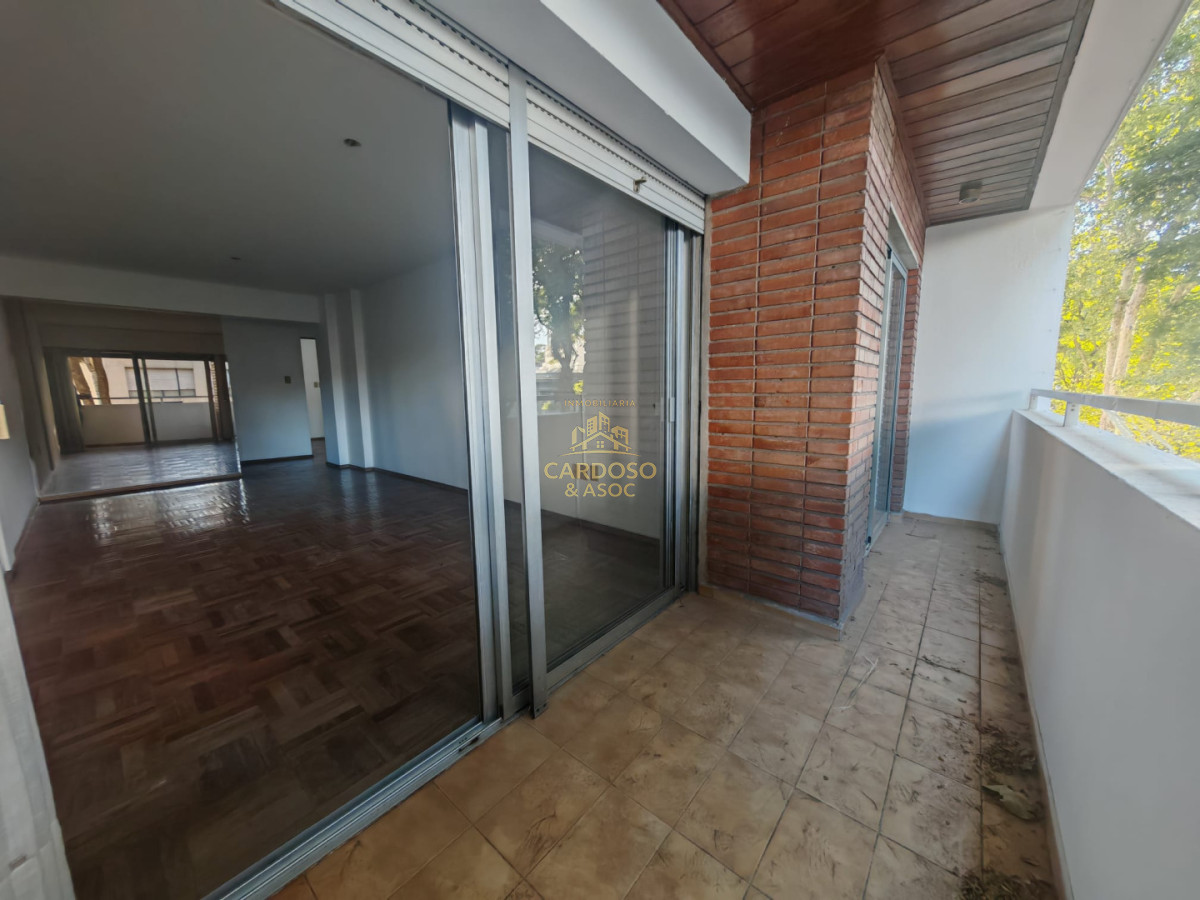 Apartamento ID.26 - Apartamento en Pocitos 3 dormitorios, 2 baños, Garage.