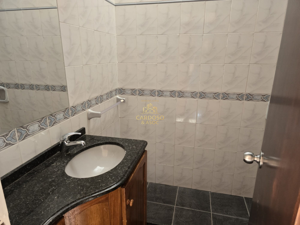 Casa ID.28 - Casa en Venta, Barrio Pinares frente a plaza pública a 400 mts. del mar