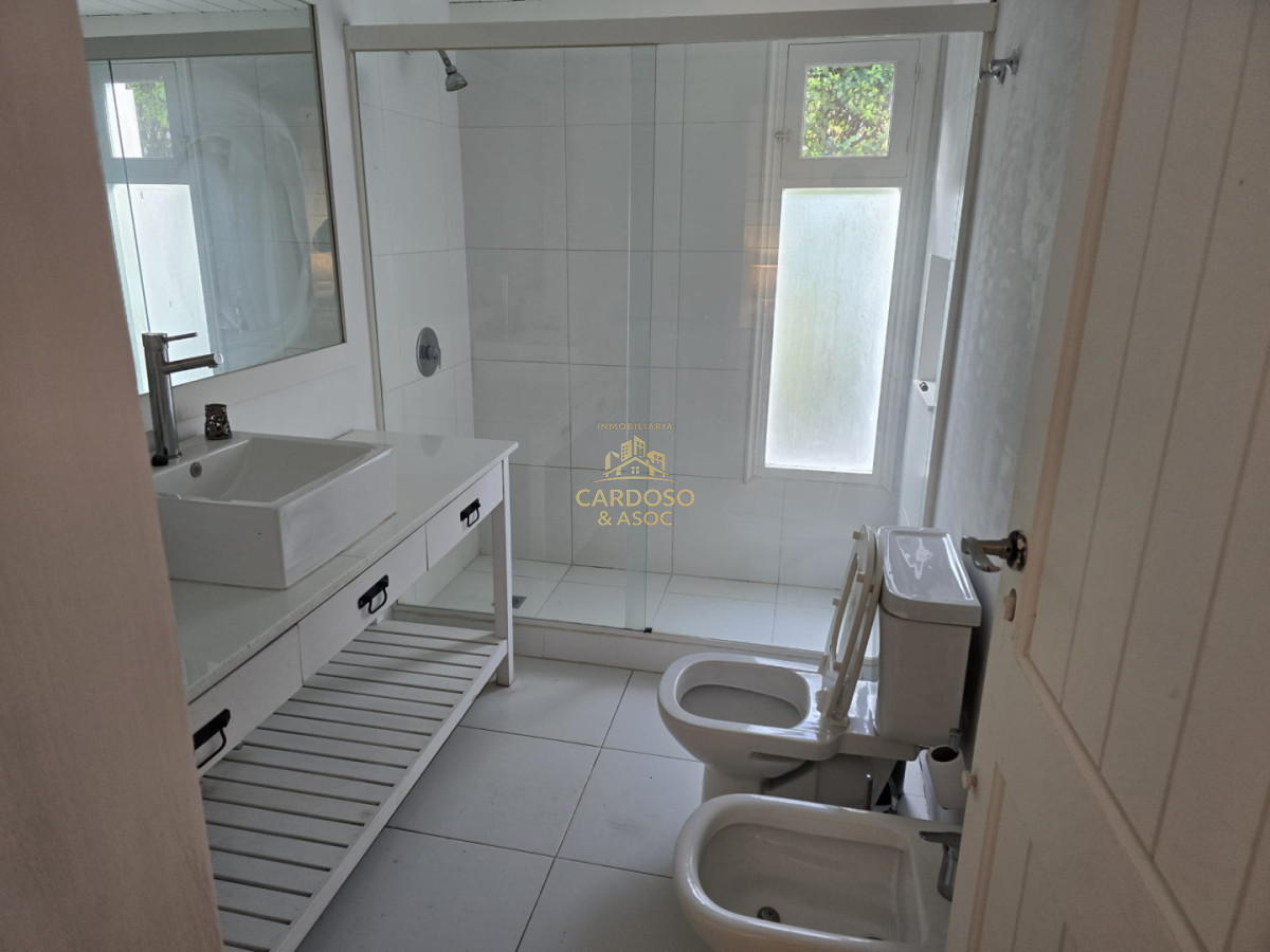 Casa ID.233 - Casa en Venta con apto al fondo, La barra, Maldonado.