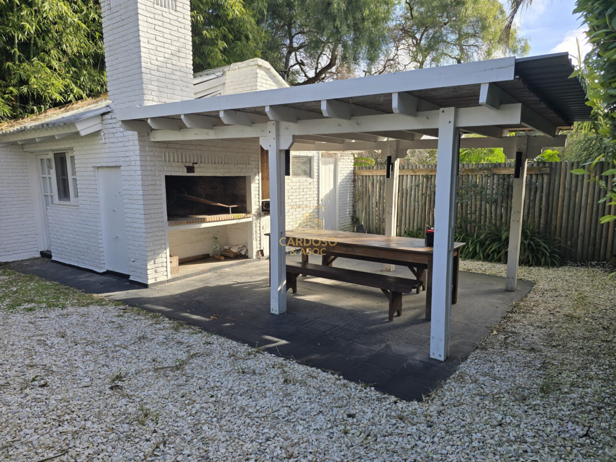 Casa ID.233 - Casa en Venta con apto al fondo, La barra, Maldonado.
