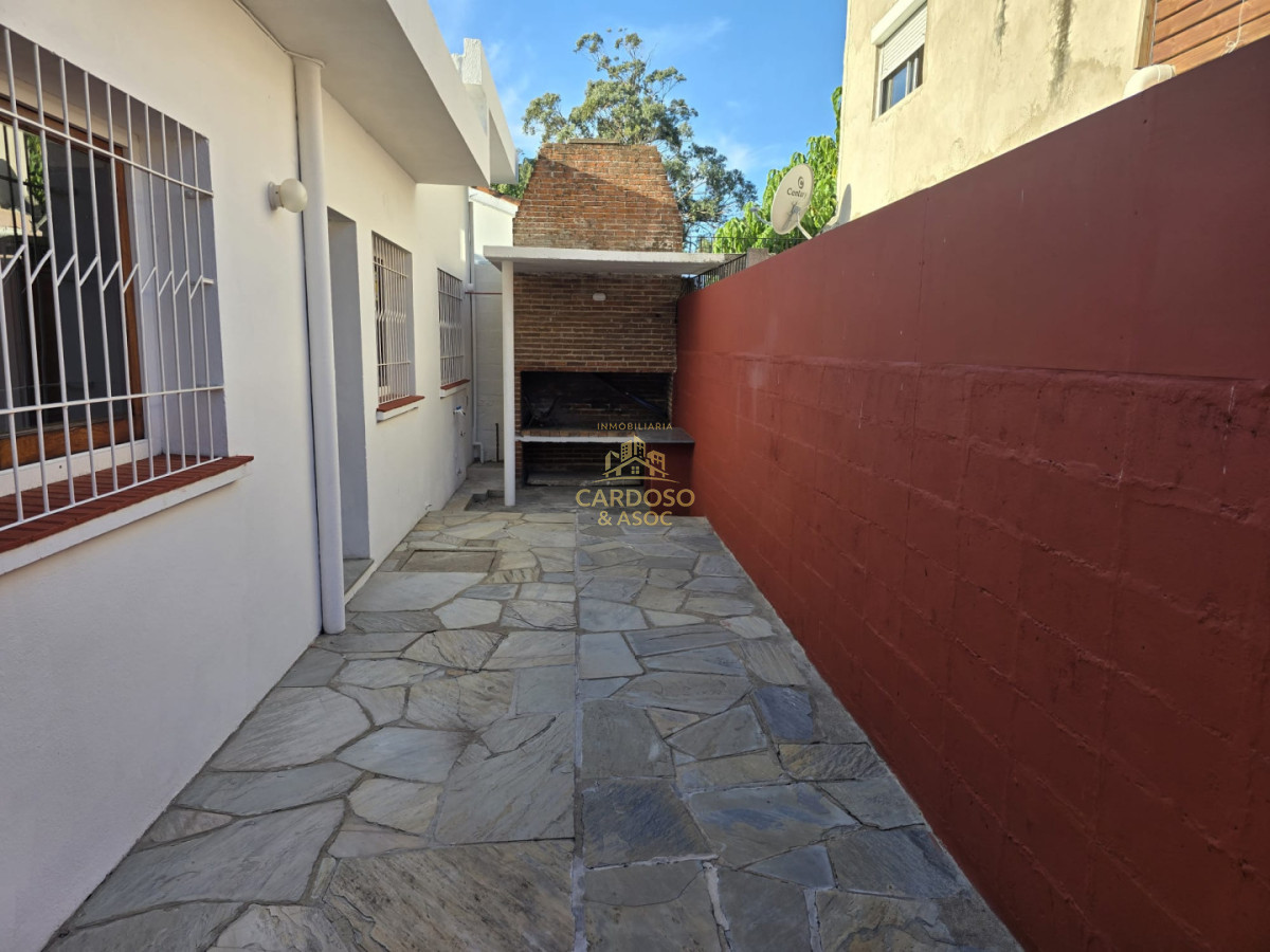 Casa ID.28 - Casa en Venta, Barrio Pinares frente a plaza pública a 400 mts. del mar