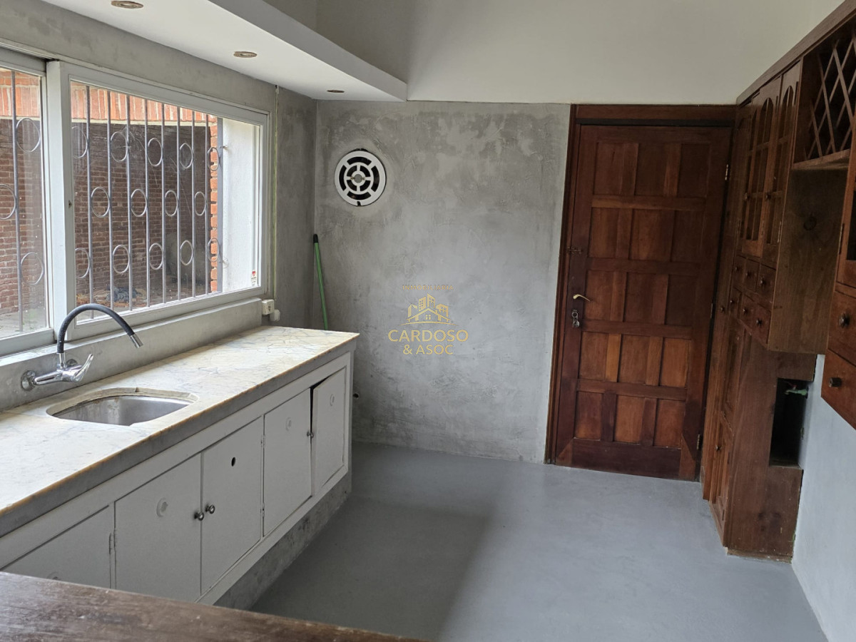 Apartamento ID.4 - Casa en Venta Barrio Pinares a 8 cuadras del mar Playa Mansa Parada 26 