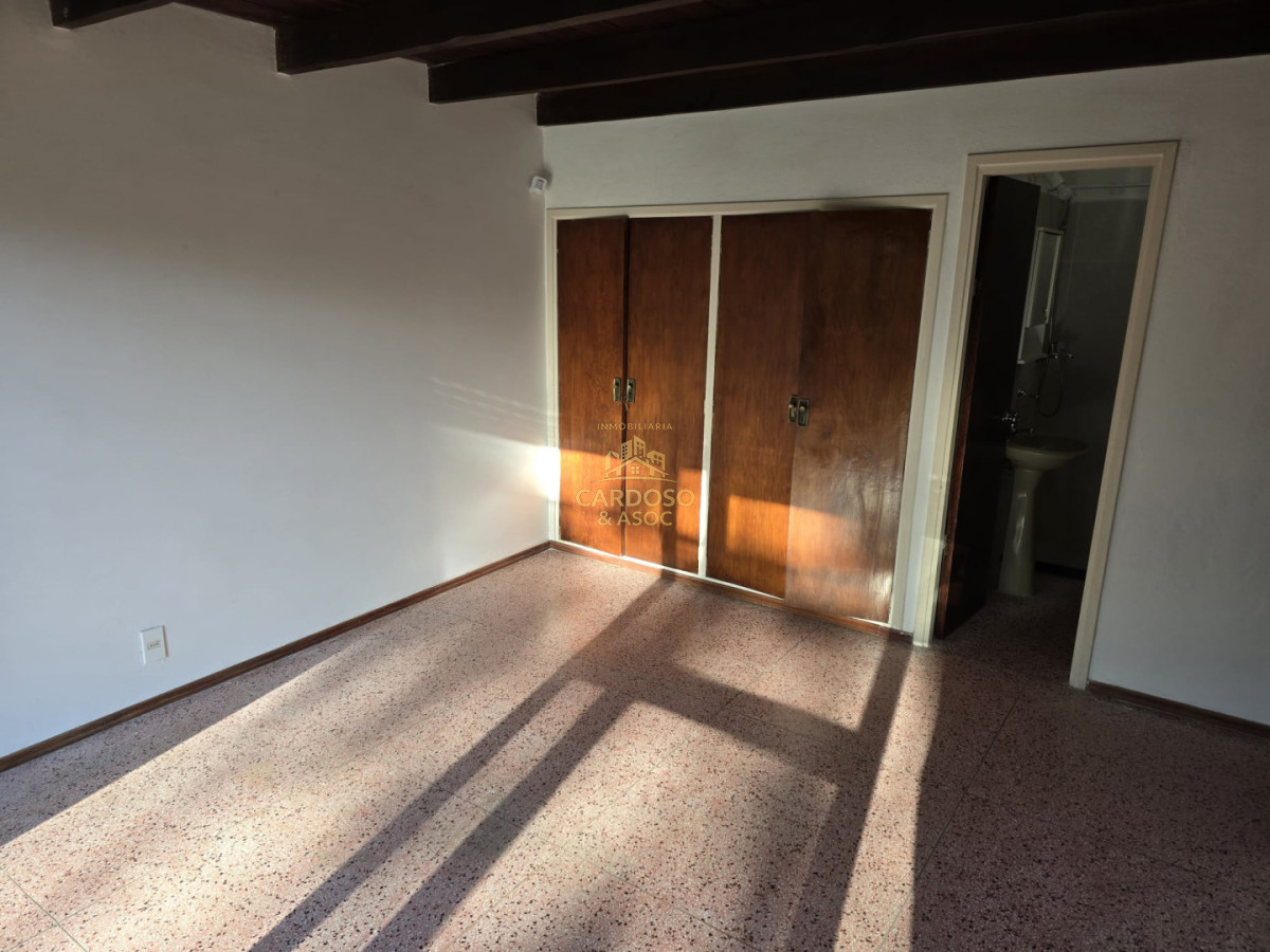 Casa ID.28 - Casa en Venta, Barrio Pinares frente a plaza pública a 400 mts. del mar