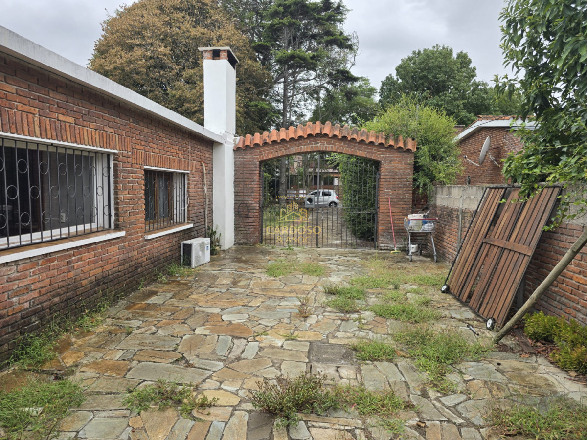 Apartamento ID.4 - Casa en Venta Barrio Pinares a 8 cuadras del mar Playa Mansa Parada 26 