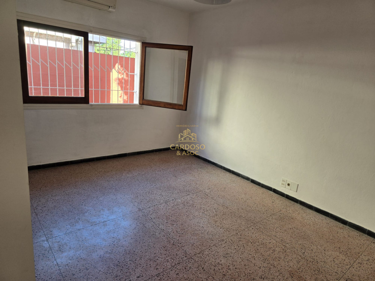 Casa ID.28 - Casa en Venta, Barrio Pinares frente a plaza pública a 400 mts. del mar