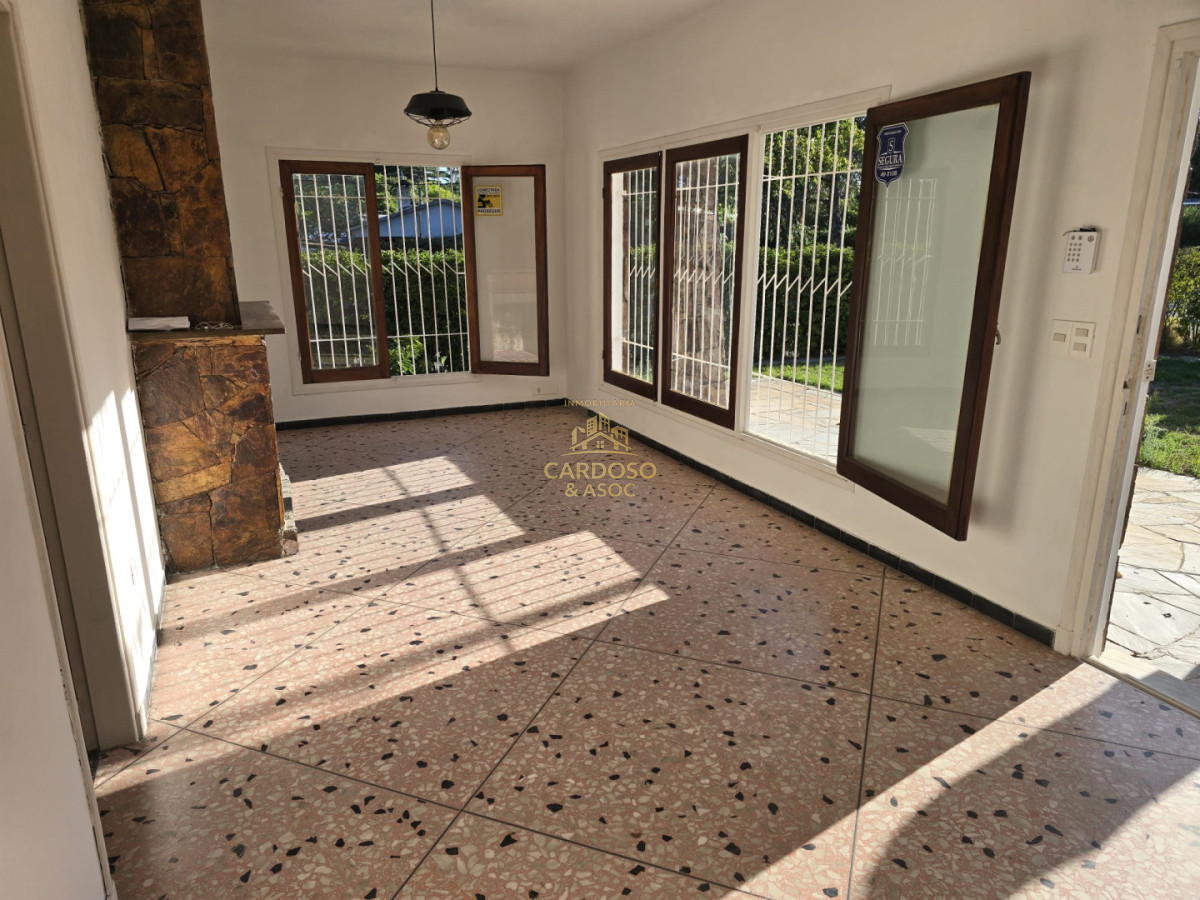 Casa ID.28 - Casa en Venta, Barrio Pinares frente a plaza pública a 400 mts. del mar