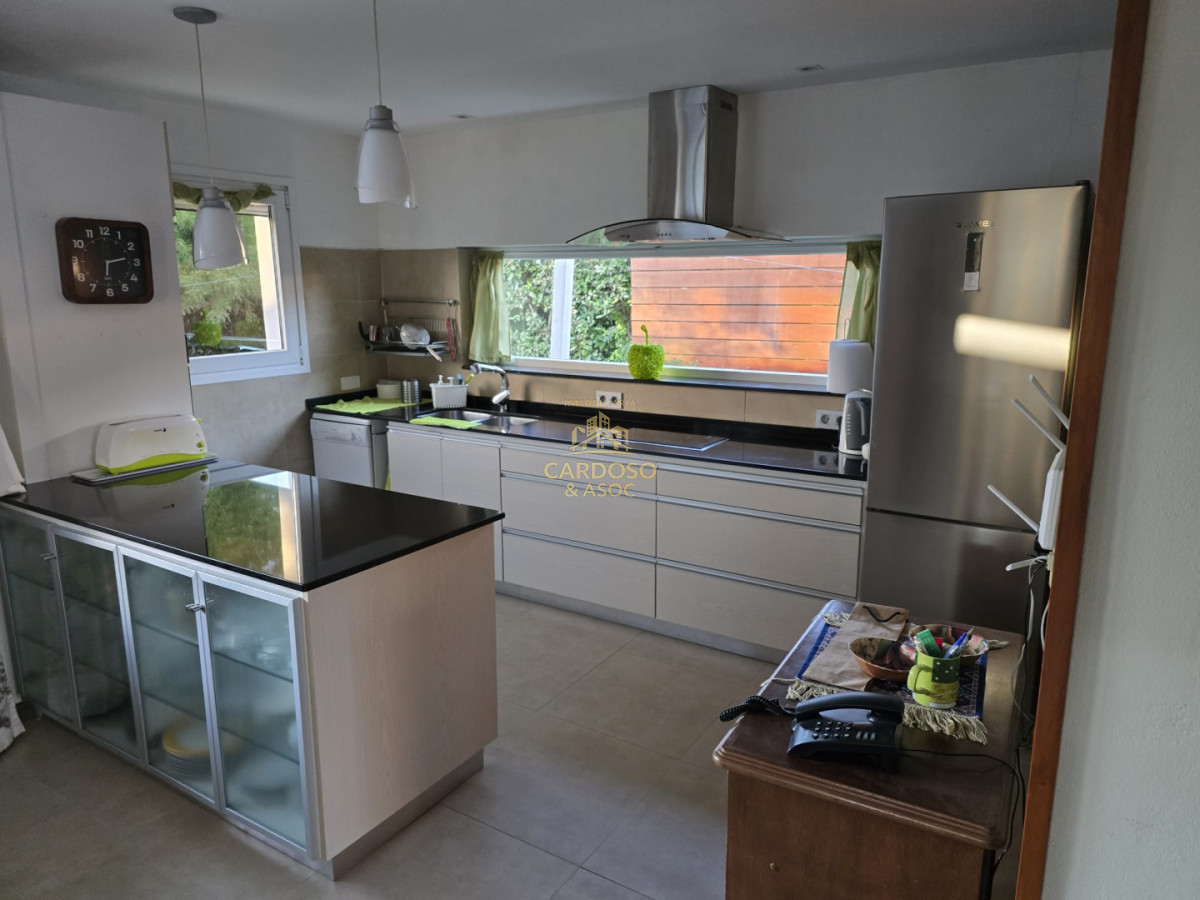 Casa ID.40 - Casa en venta parada 9 playa mansa a 100 mts del mar.