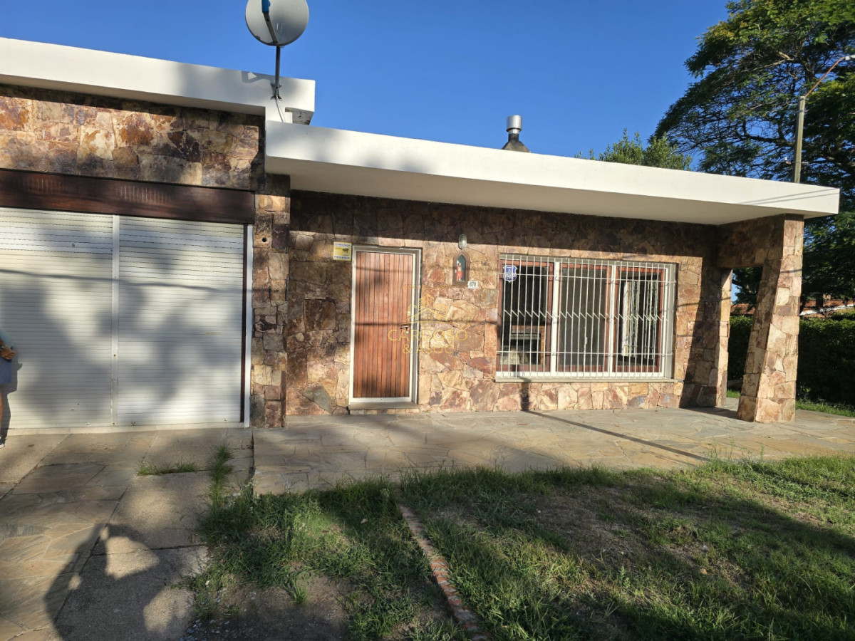 Casa ID.28 - Casa en Venta, Barrio Pinares frente a plaza pública a 400 mts. del mar