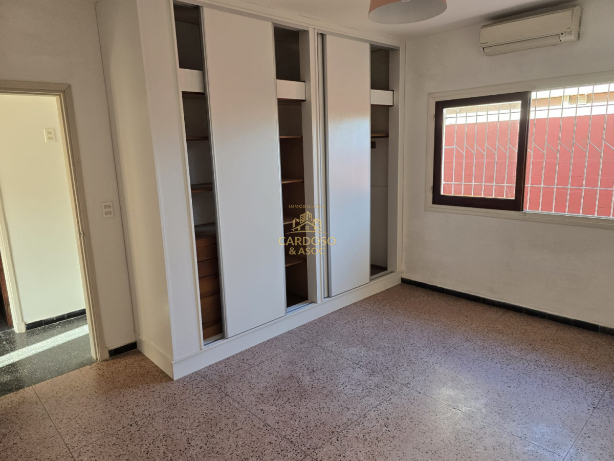 Casa ID.28 - Casa en Venta, Barrio Pinares frente a plaza pública a 400 mts. del mar