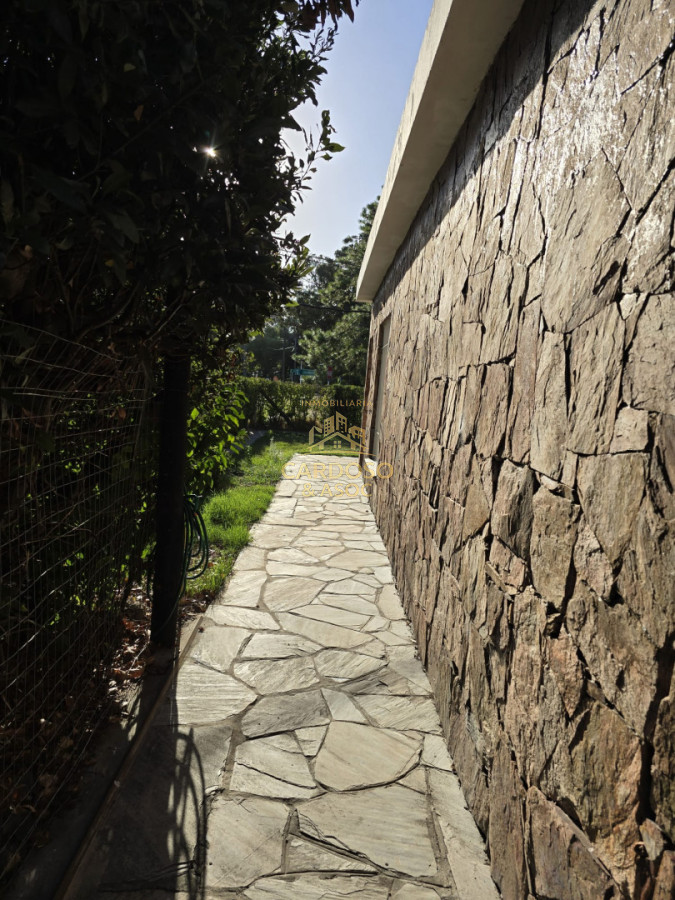 Casa ID.28 - Casa en Venta, Barrio Pinares frente a plaza pública a 400 mts. del mar