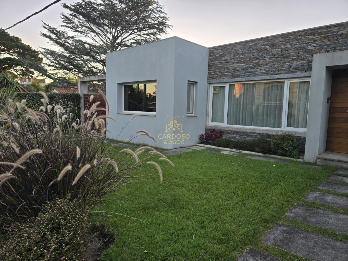 Casa ID.40 - Casa en venta parada 9 playa mansa a 100 mts del mar.