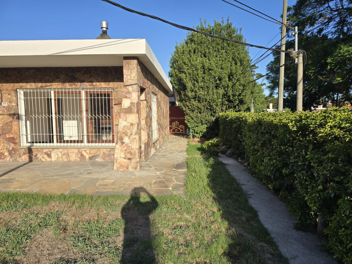 Casa ID.28 - Casa en Venta, Barrio Pinares frente a plaza pública a 400 mts. del mar