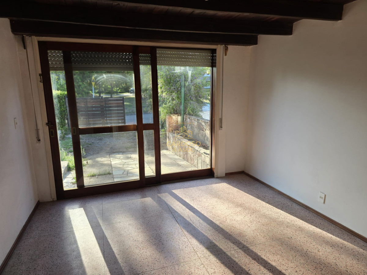 Casa ID.28 - Casa en Venta, Barrio Pinares frente a plaza pública a 400 mts. del mar