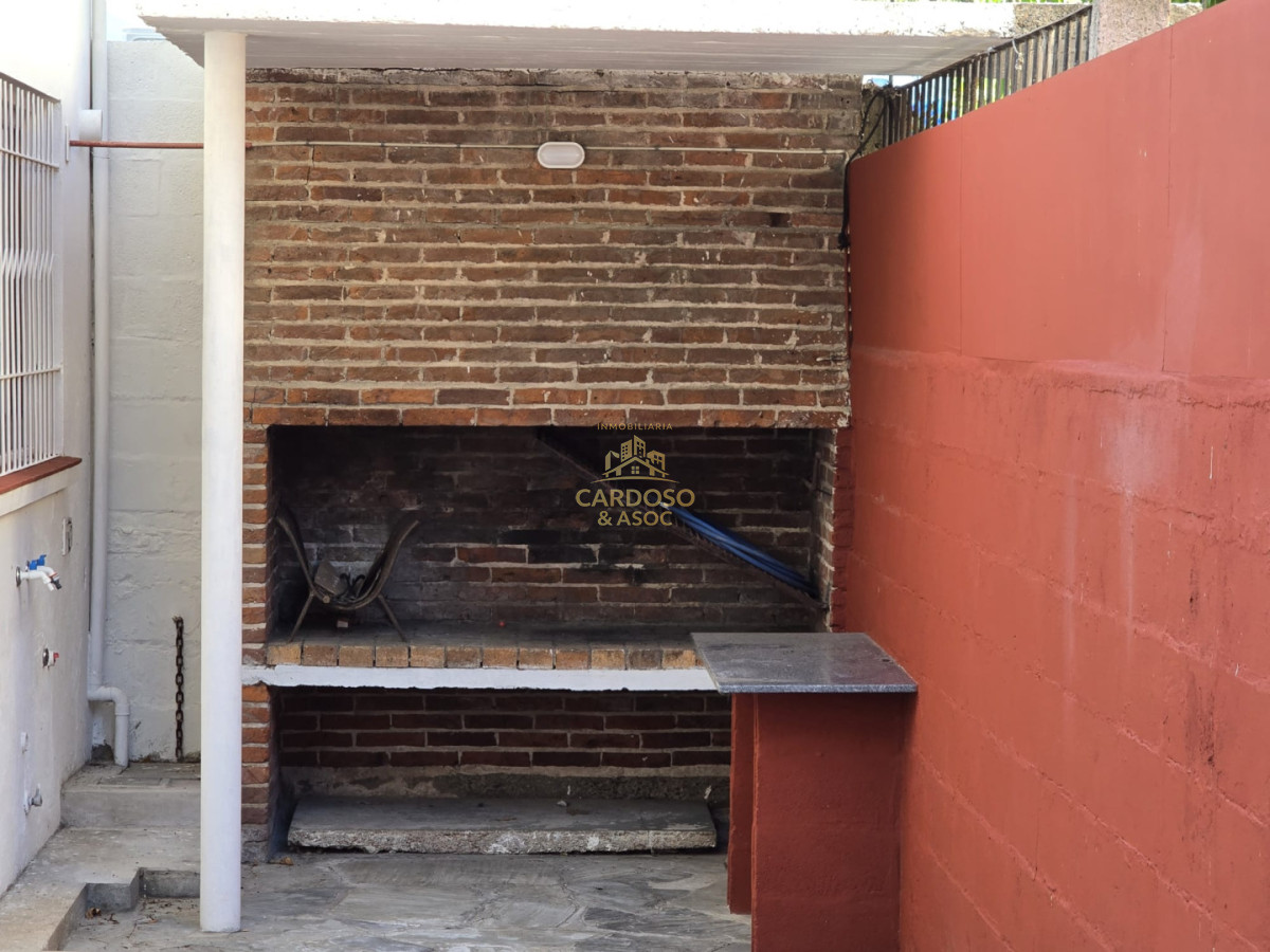 Casa ID.28 - Casa en Venta, Barrio Pinares frente a plaza pública a 400 mts. del mar