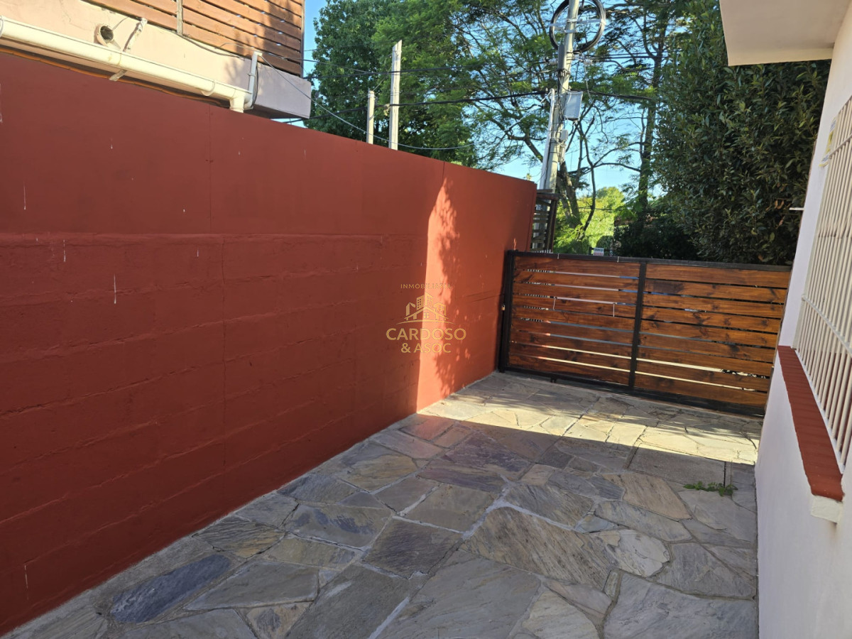 Casa ID.28 - Casa en Venta, Barrio Pinares frente a plaza pública a 400 mts. del mar