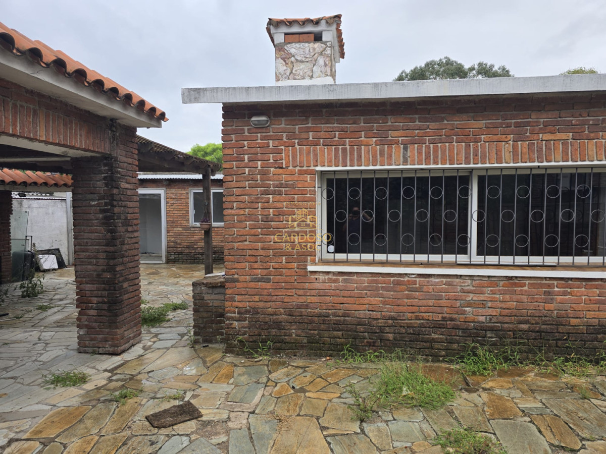 Apartamento ID.4 - Casa en Venta Barrio Pinares a 8 cuadras del mar Playa Mansa Parada 26 