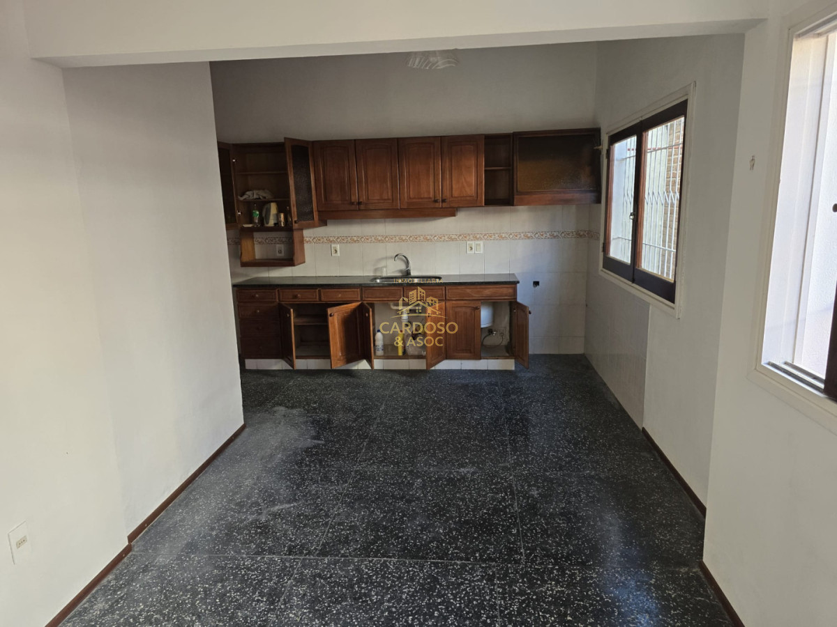 Casa ID.28 - Casa en Venta, Barrio Pinares frente a plaza pública a 400 mts. del mar