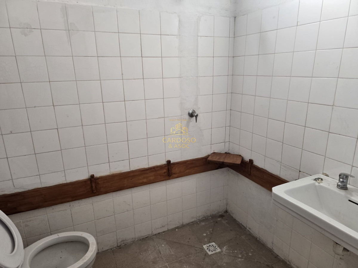 Local Comercial ID.105 - Local comercial en Venta más apartamento al fondo.